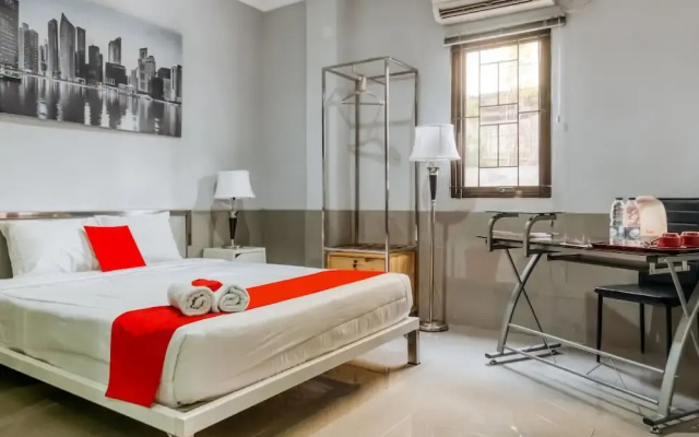 RedDoorz Plus near Mall Taman Anggrek 2