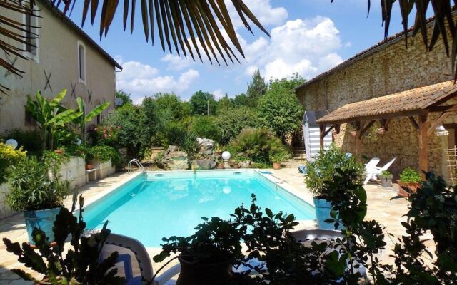 House With 4 Bedrooms in Saint-front-de-pradoux, With Shared Pool and Furnished Garden
