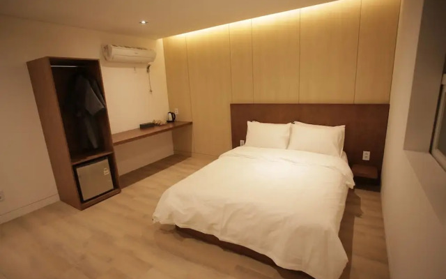 Hotel Seven Step