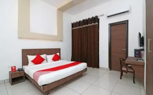 OYO Flagship 15448 Green plaza Sector 10