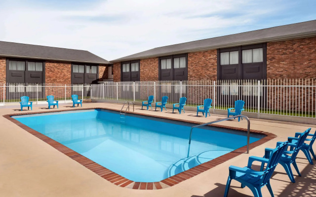 Super 8 by Wyndham Des Moines