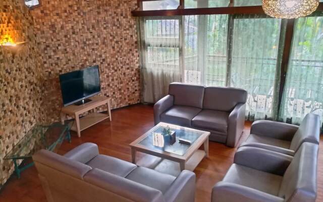 Villa 4-BR Klub Bunga No. 8 Batu Malang