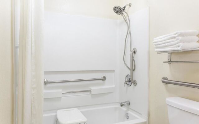 Super 8 Motel - Forsyth