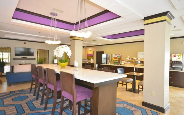 Holiday Inn Express & Suites Farmington by IHG