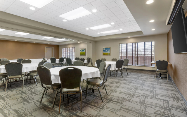 Best Western Plus Pembina Inn & Suites