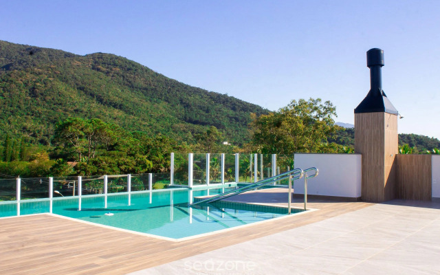 Apto moderno com piscina e churrasqueira CRR201