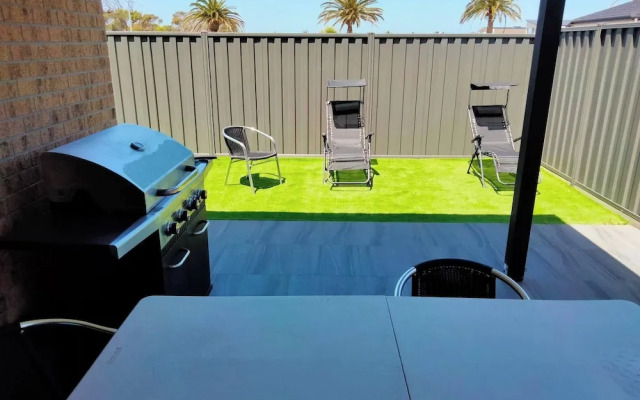 Modern & Cosey 4bedroom House Walk to Beach