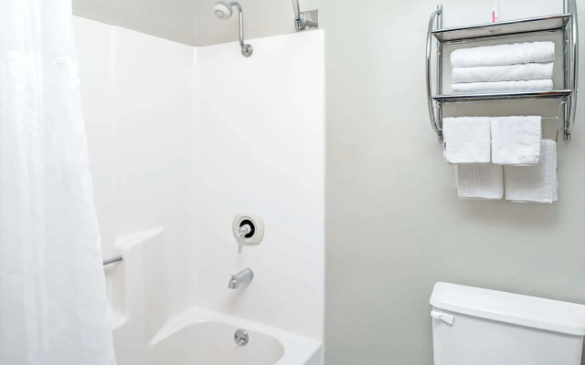 BridgePointe Inn & Suites