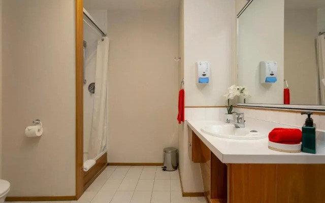 Cascades Lakefront Motel