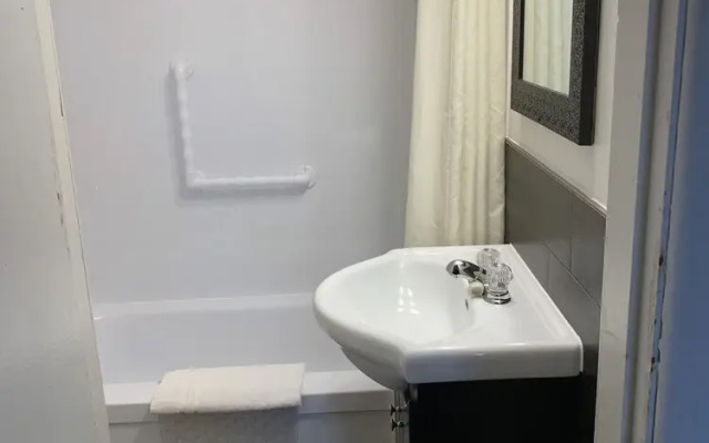 The Lionstone Inn Motel and Cottages