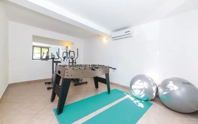 Beautiful Home in Marina With Wifi and 7 Bedrooms