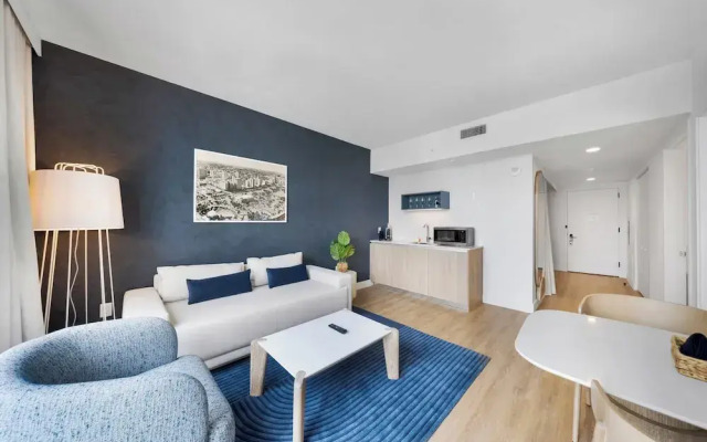 Chic Downtown 1BR with Stunning Views
