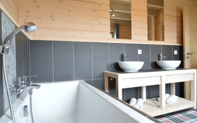 Cozy Chalet in Septon with Sauna and Jacuzzi