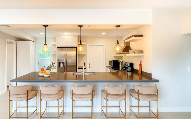 Brilliance-fire Pit & Foosball-walk to Old Town