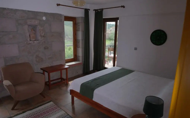 Assos Pırnal Köy Evi