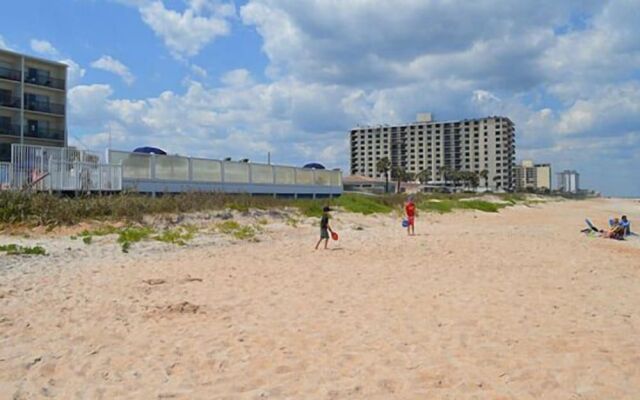 Traders Inn Beach Club