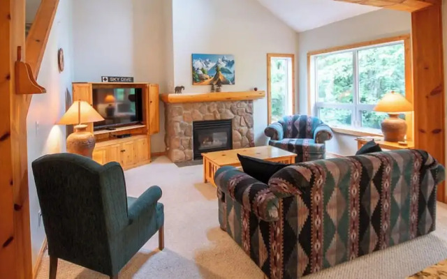 Stone Creek Chalet by Fernie Lodging CO