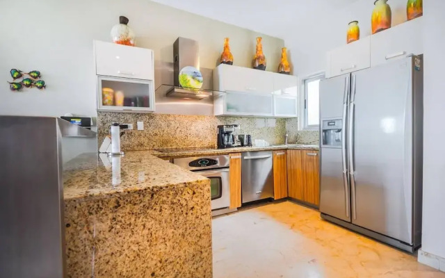 Beachfront Penthouse! Private Jacuzzi! Live the Dream!