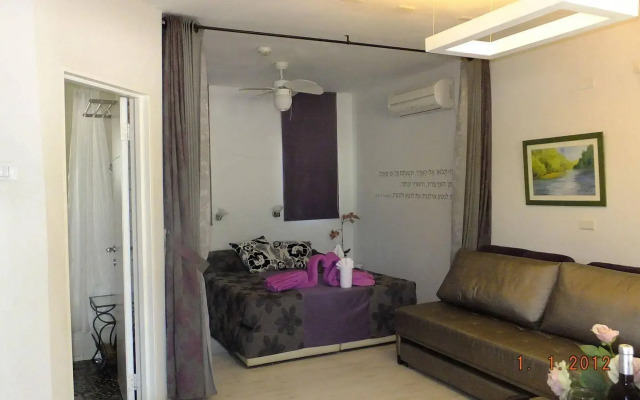 Nuriel Fruit & Guest House