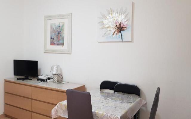 Eureka Apartment with Free WiFi