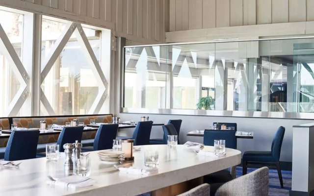 DoubleTree by Hilton Hotel Berkeley Marina