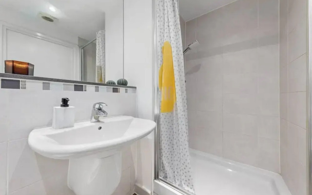 Penthouse 2-bed Apartment in The Heart Of E15