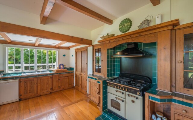 Magnificent Karaka Estate with Swimming Pool