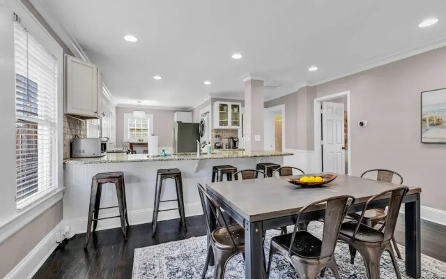 Bright and Modern Close to Everything
