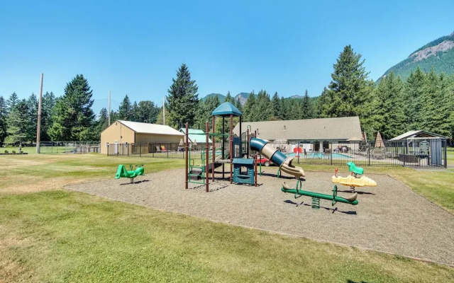 Riverfront Home w/ Deck, Near Mount Rainier!