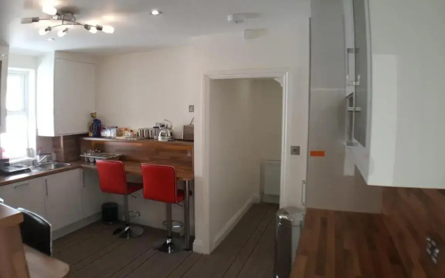 Heathrow-Windsor House for contractors & big groups