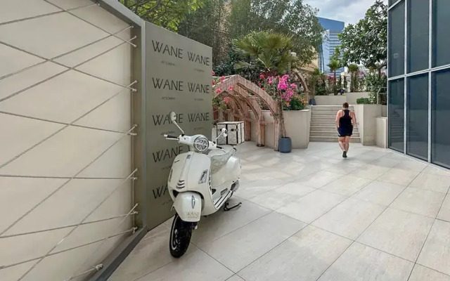 JW Marriott Marina Mall Access & Views