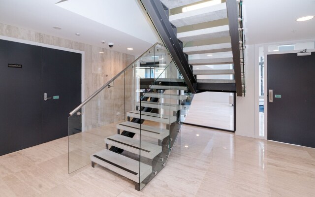 Epsom Central Brand New Apartment