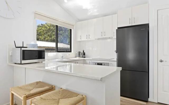 Spacious 2-bedroom With Private Parking Access