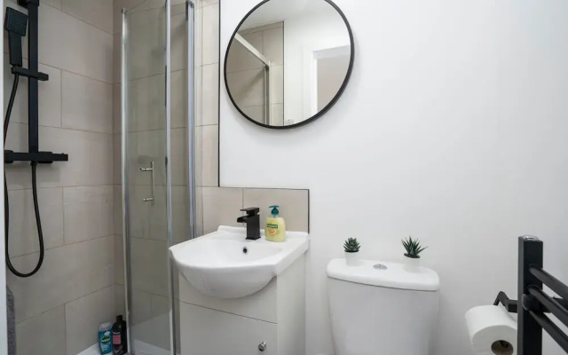 Modern 4 Bed House-free Parking