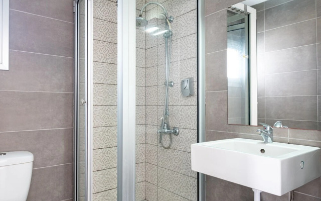 Rio Gardens - Modest 1-bdr Apt w Balcony