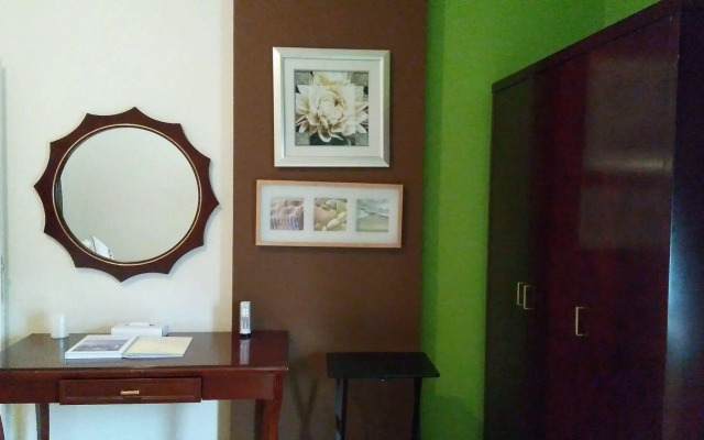 Royal Crown Hotel & Suites