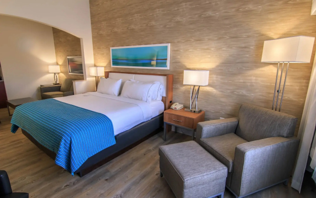 Holiday Inn Express & Suites Farmington by IHG