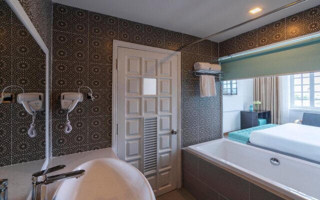 Flora Beach Hotel & Spa