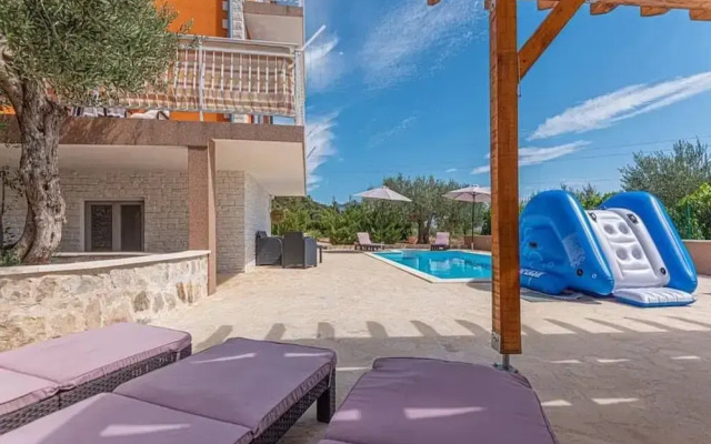 Apartment Niko - Two Bedroom Apartment With Swimming Pool