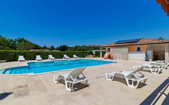 Classy Mobile Home in Banjole With Garden