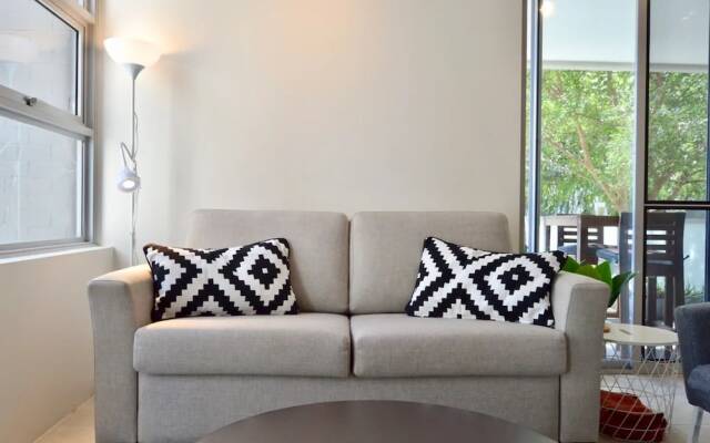 Luxurious 3 Bedroom Apartment With Parking Near CBD