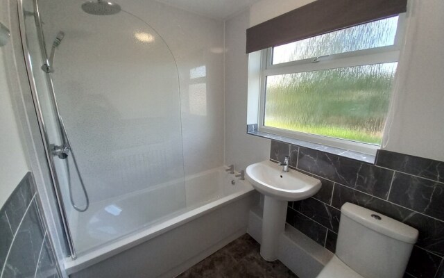 Leominster 3 Bedroom House, Parking Garden Private
