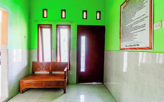 SPOT ON 93967 Hasna Guest House Syariah