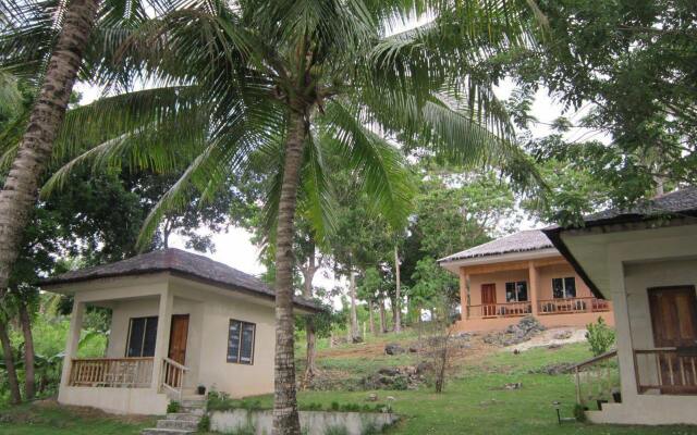 Floras Dive And Resort