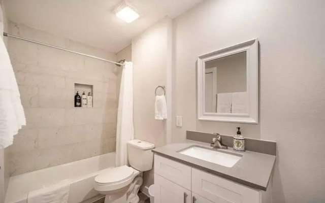 Stylish 1BR Near UT Mueller Evonify