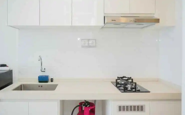 Minimalist and Nice Studio at Sky House BSD Apartment By Travelio – Kitchen – Legok