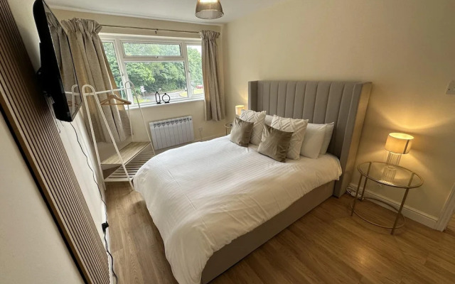 Charming 2-bed Apartment in Danbury, Essex