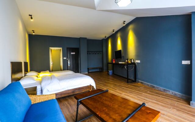 Comma Travel International Youth Hotel