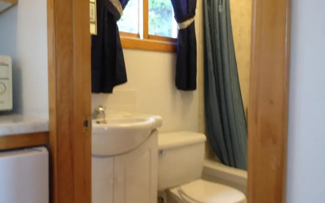 Sea Breeze Cottages & Motel