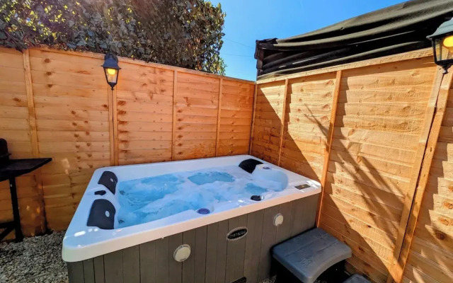 1-bed Retreat - Hot Tub, Private Garden & Bbq